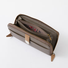 Load image into Gallery viewer, Holo Model Long Wallet Spice and Wolf: Merchant Meets The Wise Wolf