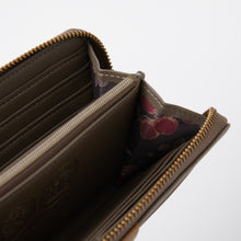 Load image into Gallery viewer, Holo Model Long Wallet Spice and Wolf: Merchant Meets The Wise Wolf