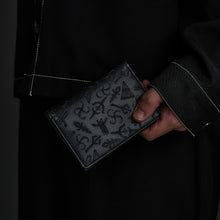 Load image into Gallery viewer, Hunter Model Card Holder Bloodborne
