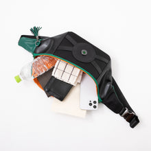 Load image into Gallery viewer, Melinoë Model Crossbody Bag Hades II
